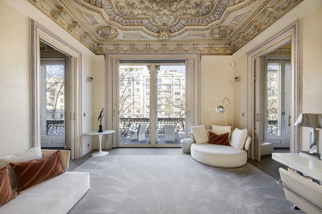 A sitting room at El Palauet with a gilded ceiling and a balcony over Passeig de Gràcia